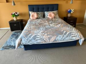 克兰伯恩Paradise pavilion hide away的一间卧室配有带粉红色枕头和鲜花的床