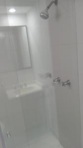 波哥大Hotel Boutique Mendoza - Cerca Aeropuerto El Dorado的带淋浴和盥洗盆的浴室