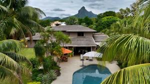 塔马兰Villa Petit Tamarin : piscine bar et grand jardin tropical的山景度假屋