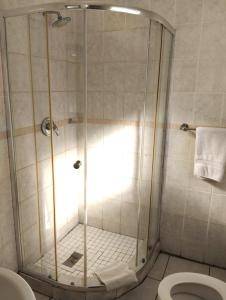 米德尔堡Turquoise View Guesthouse的设有带卫生间的浴室内的淋浴间