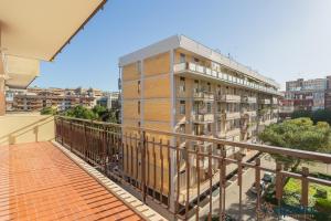 巴里Fifty-One Guesthouse by Apulia Accommodation的带阳台的公寓,公寓有一座建筑