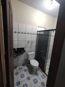 巴雷里尼亚斯Café e Cama hospedagem的一间带卫生间和水槽的小浴室