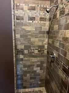 纽约Soul Food的浴室设有棕色瓷砖和淋浴。