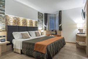 莫尔韦诺丽城阿尔卑斯山健康与美容度假酒店的一间卧室,卧室内配有一张大床