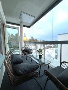 埃斯波New 2BR design home with sauna Espoo Park的客厅配有沙发和桌子