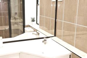 麦凯WhitsunStays - Le Beach Shack的浴室设有2个水槽和镜子
