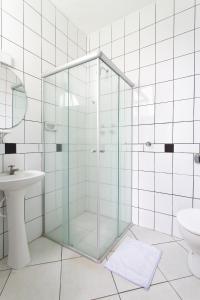 圣玛丽亚Hotel Dom Rafael Express的一个带水槽的玻璃淋浴间