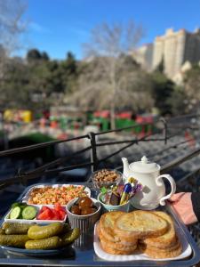 巴库Nizami Central Street Hotel的桌上的盘子,有盘子的食物