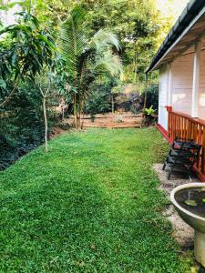 坦加拉Sumudu Modern Villa的房屋旁的院子,带长凳