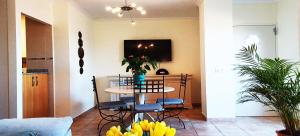 佩德雷尔Appartement Mar y golf的一间带桌椅和鲜花的用餐室