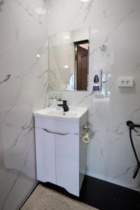 卡拉科尔Karakol Resort的白色的浴室设有水槽和镜子
