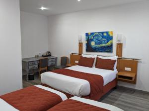 鲁昂莫朗酒店的酒店客房配有两张床和一张书桌