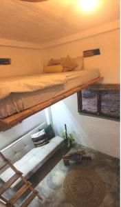 阿杭格默Marshmallow Homestay的一间卧室配有双层床