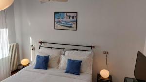 里米尼Antonia's Guest House的一间卧室配有一张带两个蓝色枕头的床