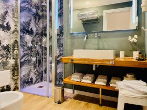 巴勒莫Bellaroto Suite & SPA的一间带水槽和淋浴的浴室