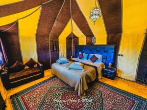 梅尔祖卡Merzouga Tents © Official的一间带两张床和一张沙发的卧室