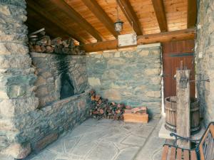 蒙蒂奥韦特五月丰滕旅馆的一座带木制天花板的房屋内的石头壁炉