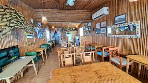 鹅銮鼻家欧风海景民宿 的餐厅拥有木墙和桌椅