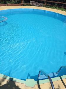 卡皮特里亚Bosquecito de Carpin的蓝色的水的大型游泳池