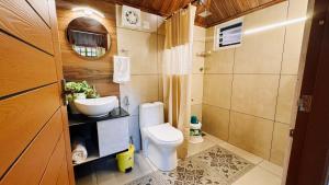蒙纳Calm Shack - 2 Bedroom-Boutique Farm Stay的一间带卫生间和水槽的小浴室