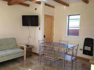 埃尔基斯科Cabañas Barrachina, Punta de Tralca的客厅配有桌子和沙发