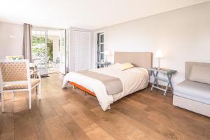 圣让-德吕兹Golfetmer的一间卧室配有一张床、一把椅子和一张桌子