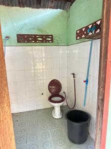Muang KhôngHappy bangalow riverside的一间带卫生间和桶的小浴室