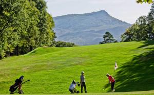 圣让-德吕兹Golfetmer的一群人在郁郁葱葱的绿色山丘上打高尔夫球