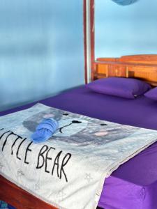 Muang KhôngHappy bangalow riverside的一张床上写着我熊的话