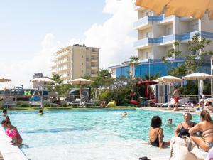 丽都迪萨维奥Hotel Classic的一群人在度假村的游泳池里