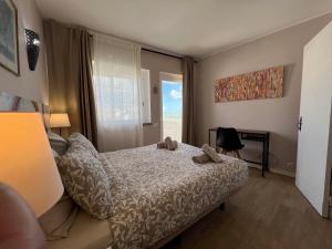 阿尔布费拉Casa T'Isabel - Fisherman's Beach - 2 bedrooms的一间卧室配有带毛巾的床