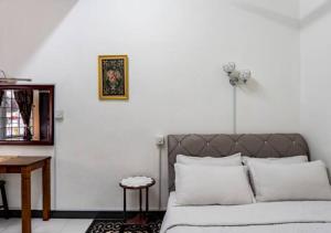 莎阿南Shah Alam Golden Homestay 4 Rooms, 3 Bathrooms Seksyen 7 near uitm icity的白色的客房配有一张床和一张桌子