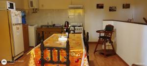 圣马丁Yellow的厨房配有桌子和冰箱