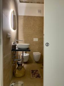 塔兰托Bien-être Exclusive Apartment的一间带水槽和卫生间的浴室