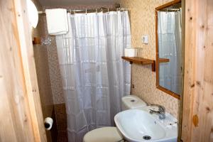阿尔热祖尔CASA DA HORTA的浴室设有白色的淋浴帘和水槽