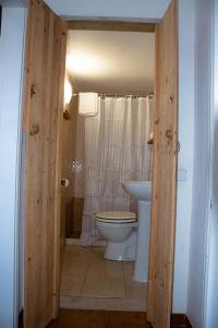 阿尔热祖尔CASA DA HORTA的一间带卫生间和水槽的浴室