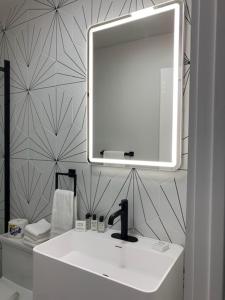 西多佛Chalet 239-Boutique Hotel的浴室设有白色水槽和镜子