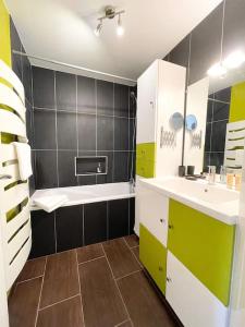 索恩河畔沙隆Le St Laurent - Ma Cabotte的一间带水槽和镜子的浴室