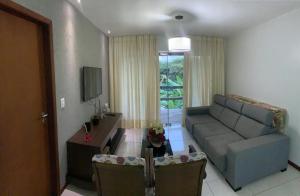 马塞约Vários Apartamentos no villas maceio的客厅配有沙发和桌子
