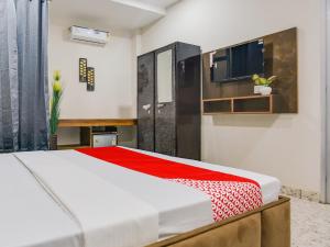 卢迪亚纳Super OYO Silver Sky的一间卧室配有一张带红色毯子的床