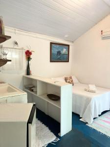 塞古罗港Chales do Oliveira的白色的客房配有书桌和床。