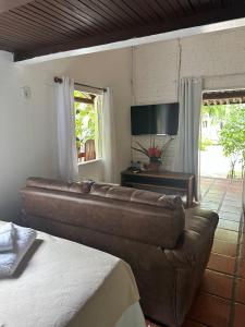 塞古罗港Chales do Oliveira的客厅配有沙发和桌子