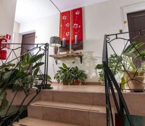 塔尔卡Oriente Hostal的墙上有盆栽植物的楼梯