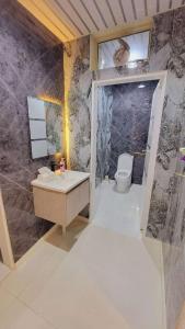 利雅德غيم的一间带水槽和卫生间的浴室