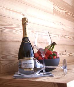 利维尼奥Vetta Alpine Relax的一瓶葡萄酒和一碗水果放在桌子上