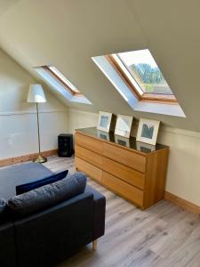 基尔代尔The Loft @ Kildare Village的阁楼间设有天窗、一张床和一个梳妆台