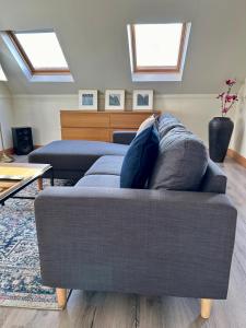 基尔代尔The Loft @ Kildare Village的客厅配有带枕头的沙发