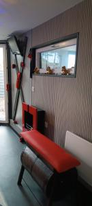 安德诺莱斯贝恩LOVE ROOM Cabane des charmes的一间健身房,在一间房间里设有红色长凳