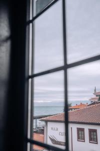 奥赫里德Lihnidos Square的从窗户可欣赏到海景