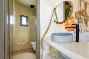 帕罗斯岛KIANO SUITES的浴室设有水槽和镜子,位于柜台上